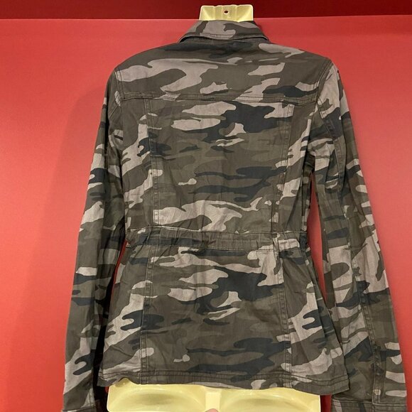 EXPRESS Women's Camo Zip front Jacket - Size XS - NWT - Picture 3 of 4
